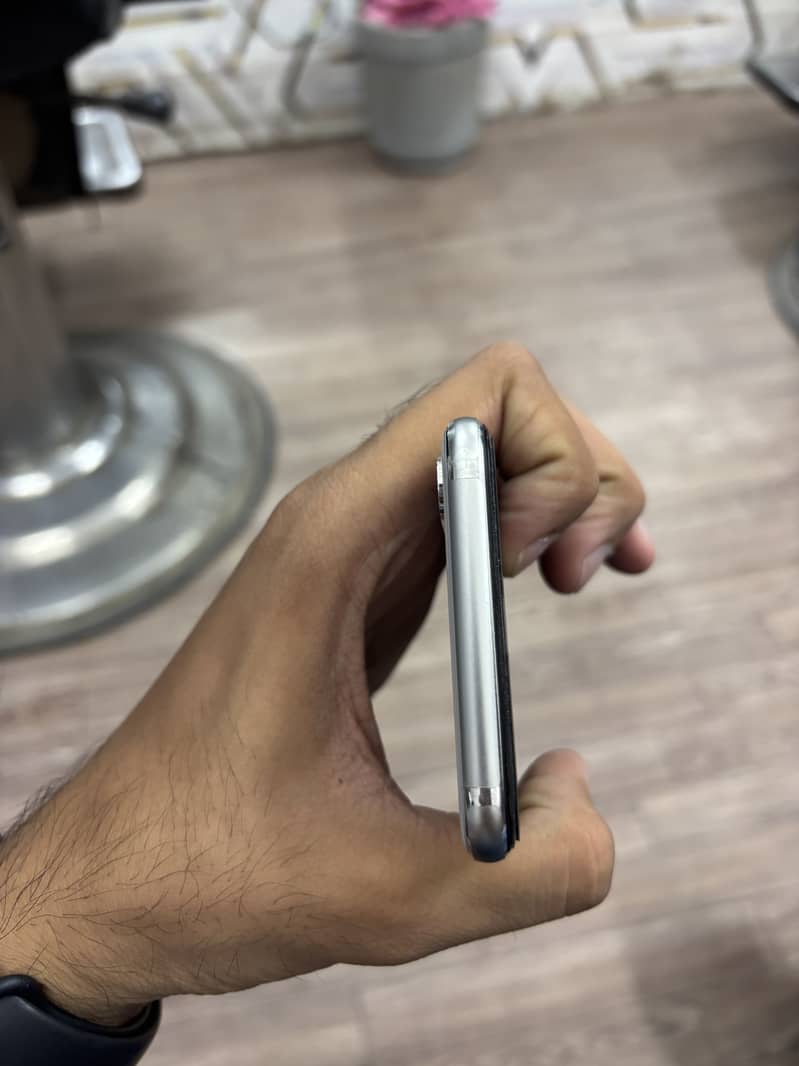 Apple iPhone X 4