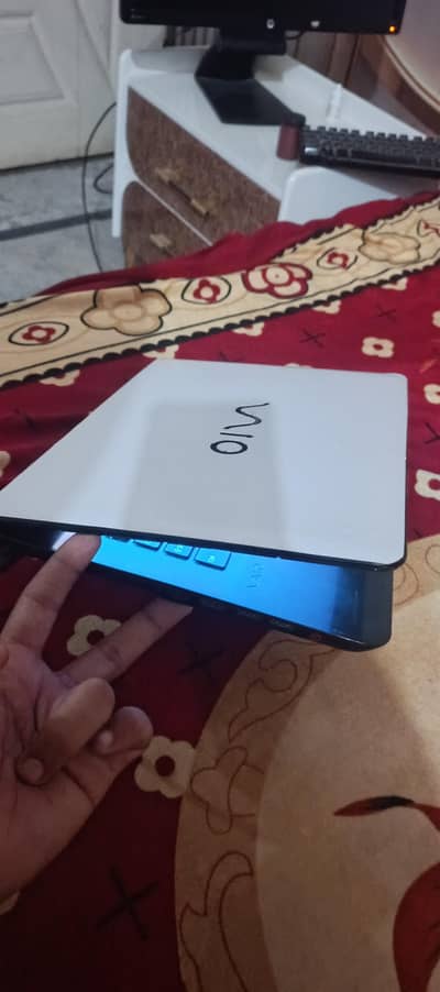 Core i3 3rd generation, 4Gb ram, 120Gb hard, chrarger, battery time 0