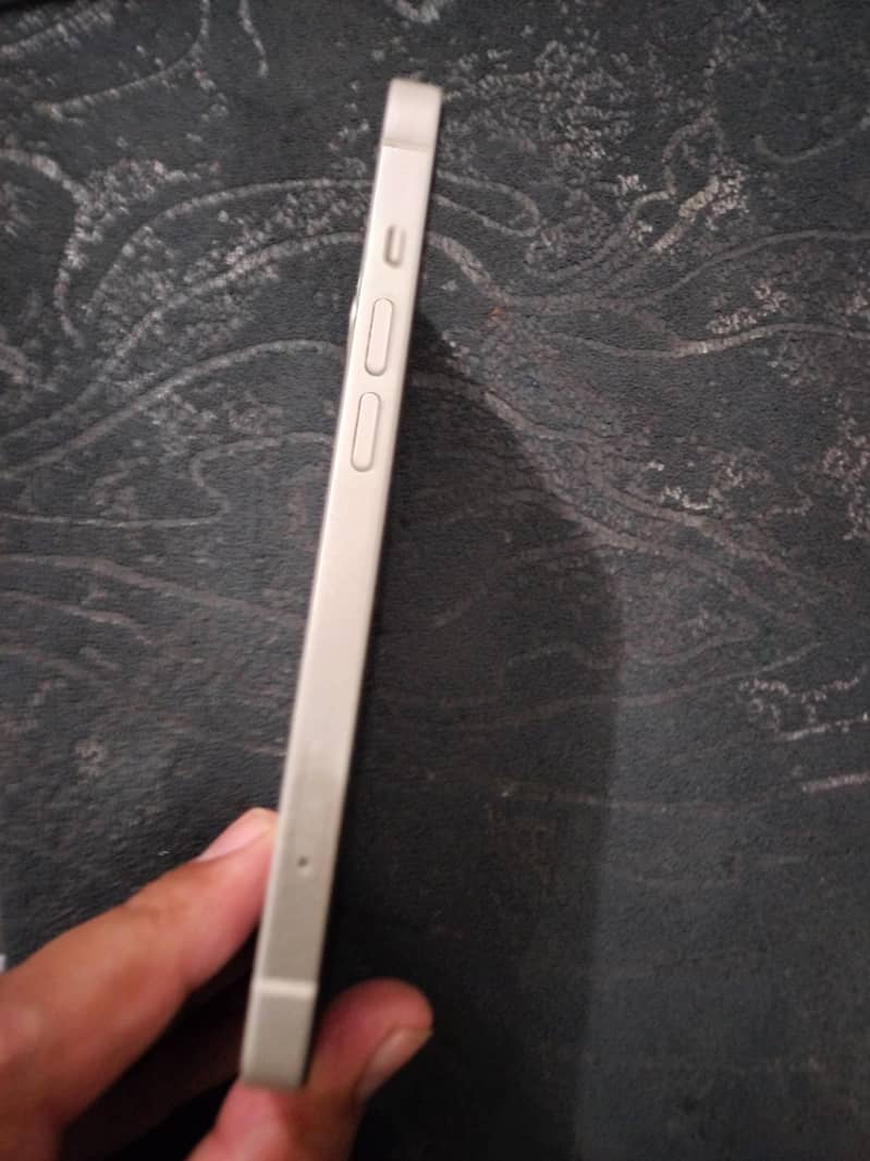 Apple iPhone 13 5