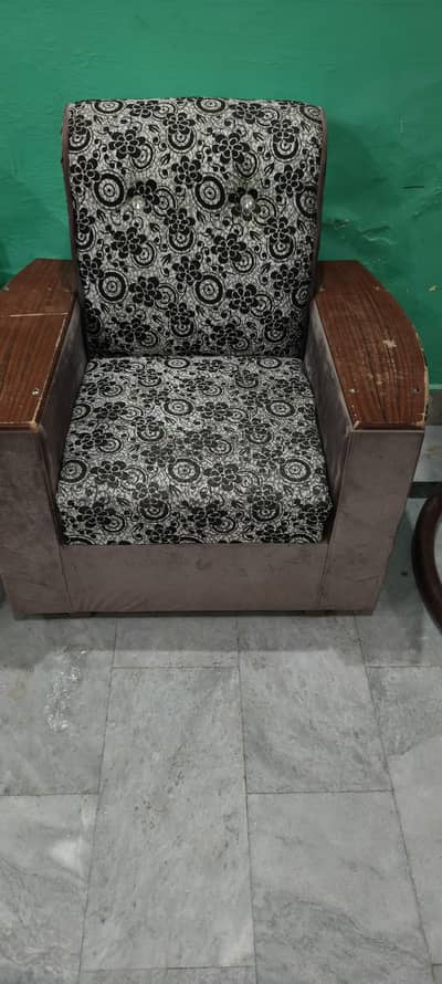 3 door wooden almari 1 drsing table 1 sofa set 1 show case 1 dewan