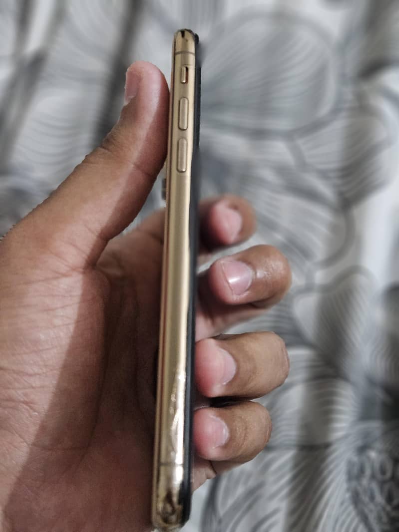 Apple iPhone XS 3