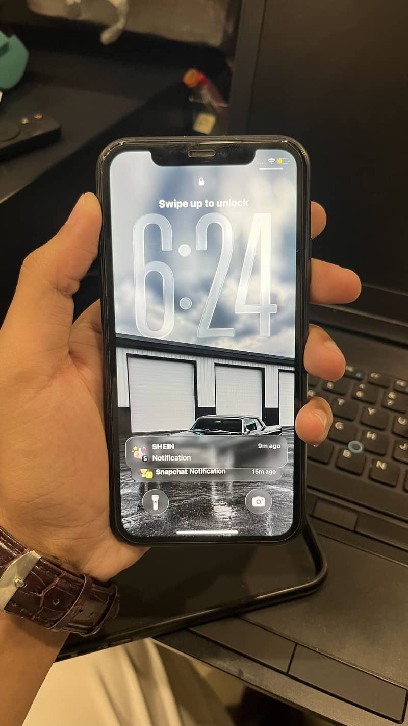 IPhone 11 10/10 condition 6