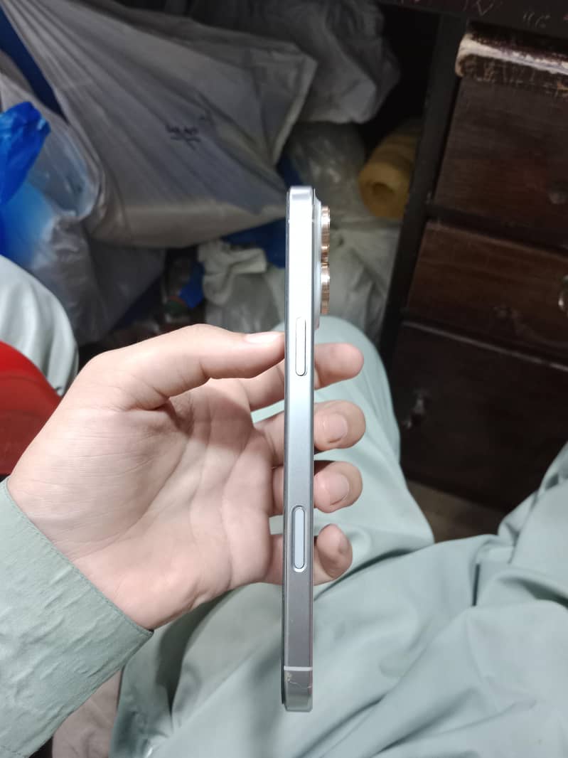 Apple iPhone 16 Pro Max 2