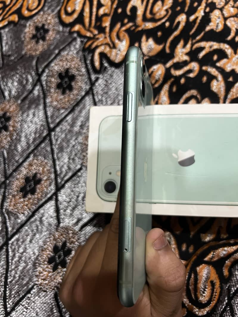 Apple iPhone 11 4