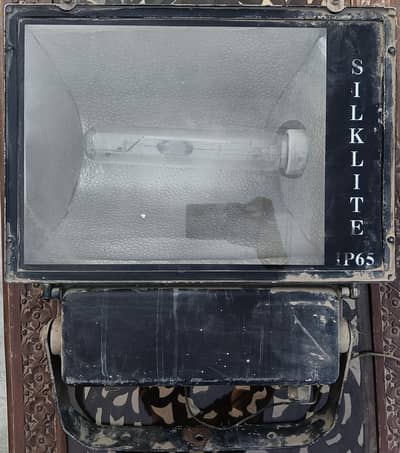 SILKLITE Heavy-Duty Outdoor Floodlight with Philips SON-T Lamp – IP65
