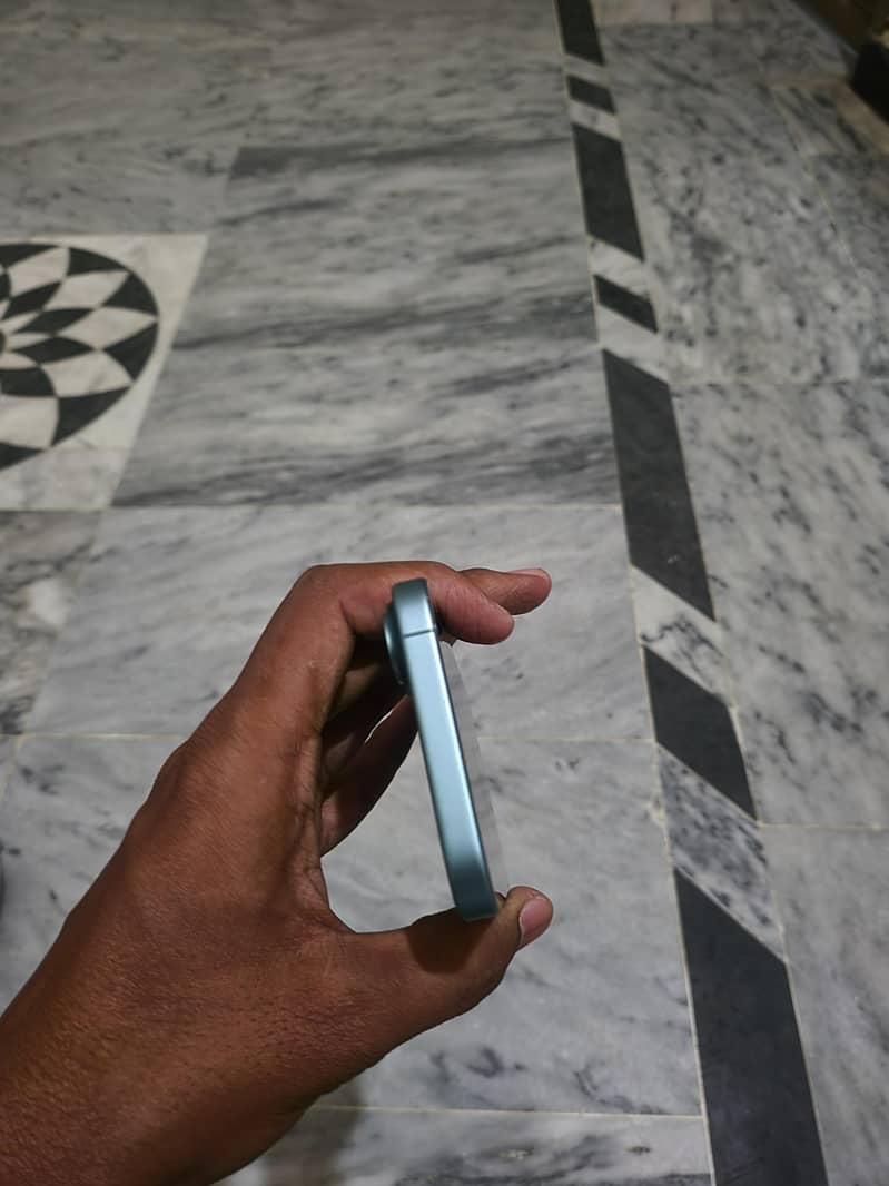 iPhone 16 4