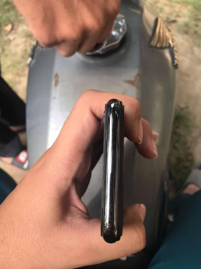 Apple iPhone X 4