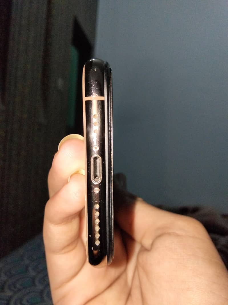 Apple iPhone XS 4