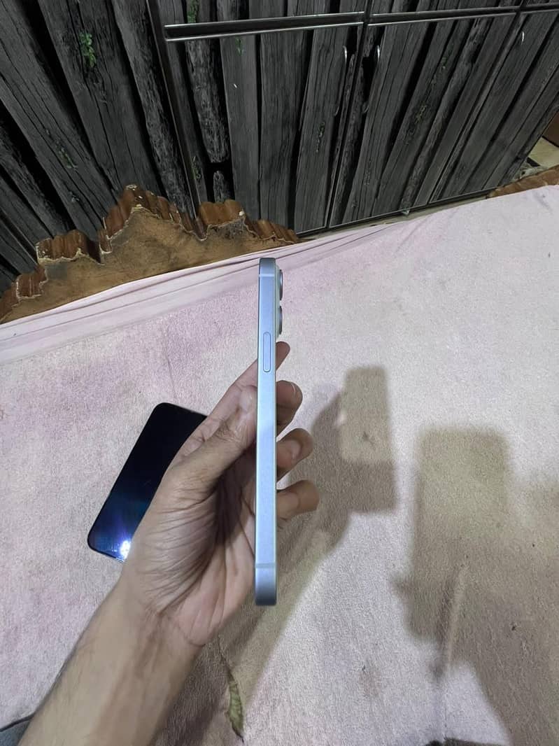 Apple iPhone 15 4