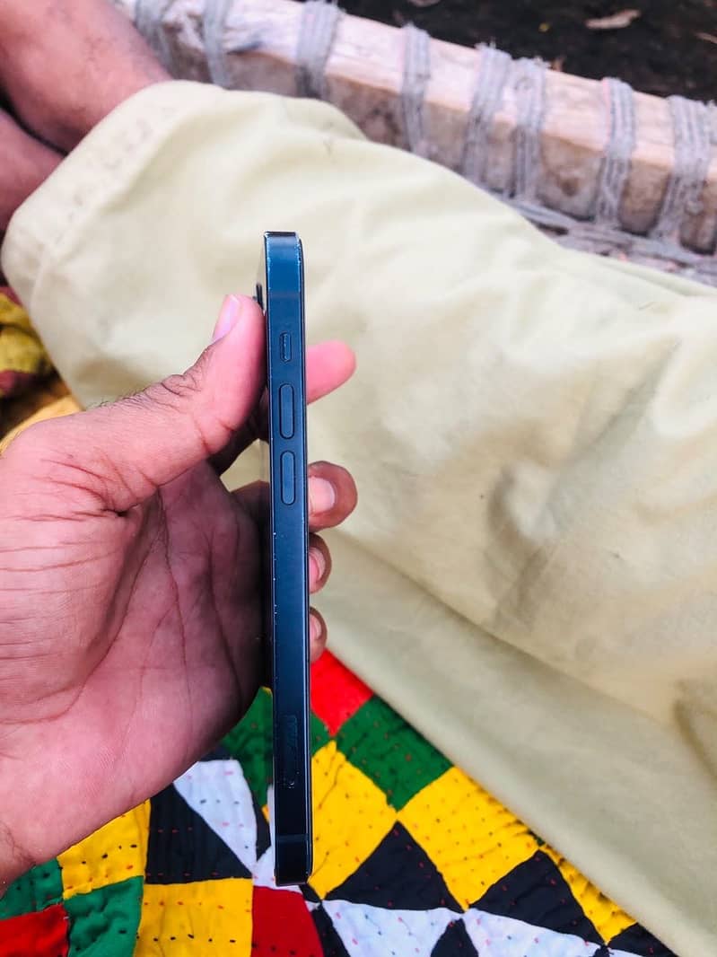 Apple iPhone 12 4