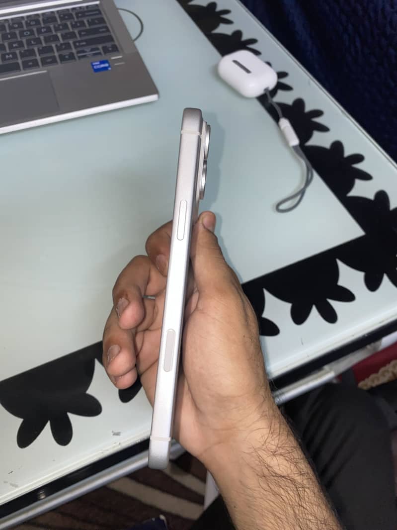 Apple iPhone 17 Pro Max 4
