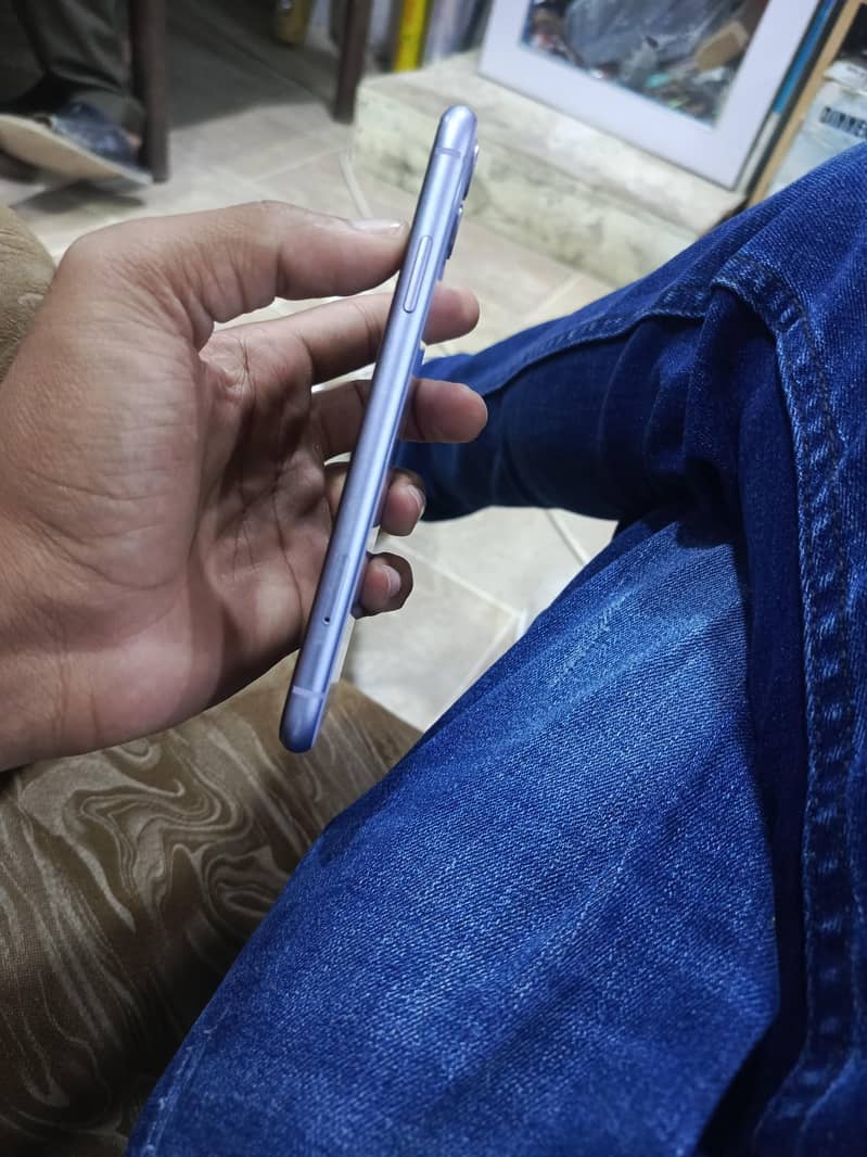 Apple iPhone 11 4