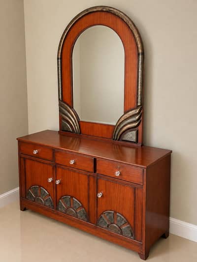 Beautiful Dressing Table with Mirror – Good Condition