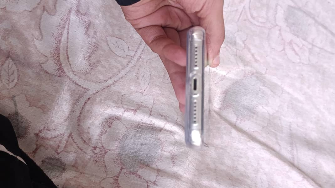 Apple iPhone 11 4
