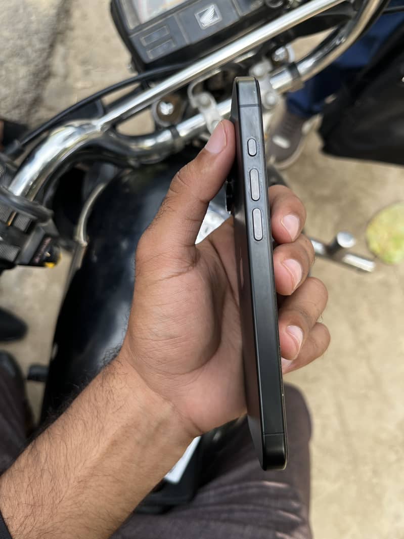 Apple iPhone 15 Pro 2
