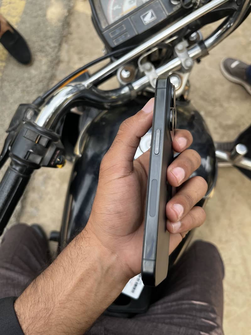 Apple iPhone 15 Pro 3