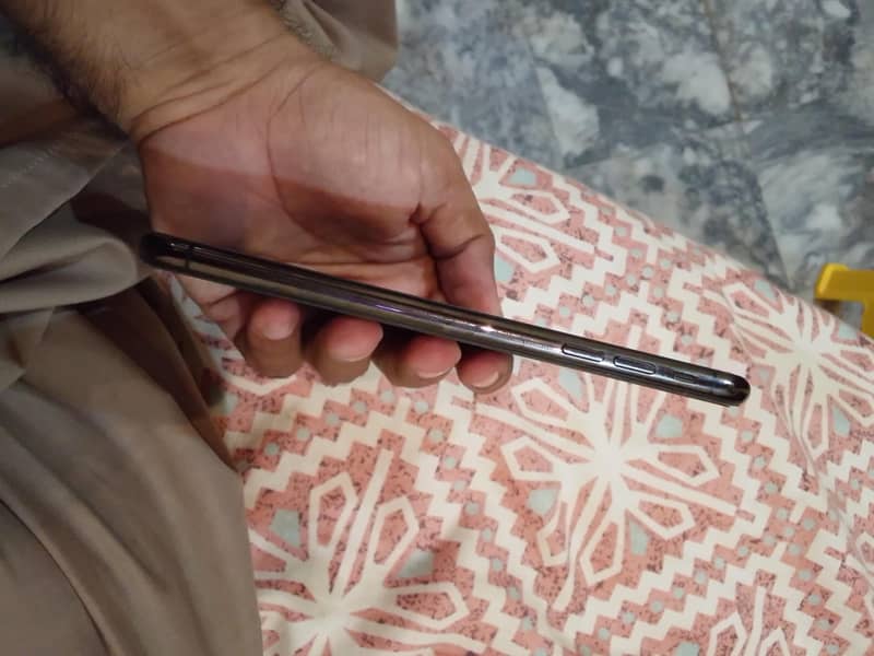 Apple iPhone XS Max 4