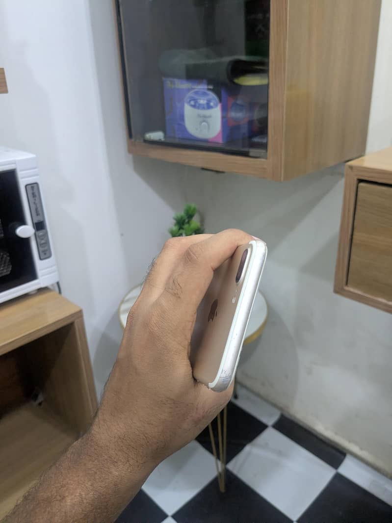 Apple iPhone 7 Plus 5