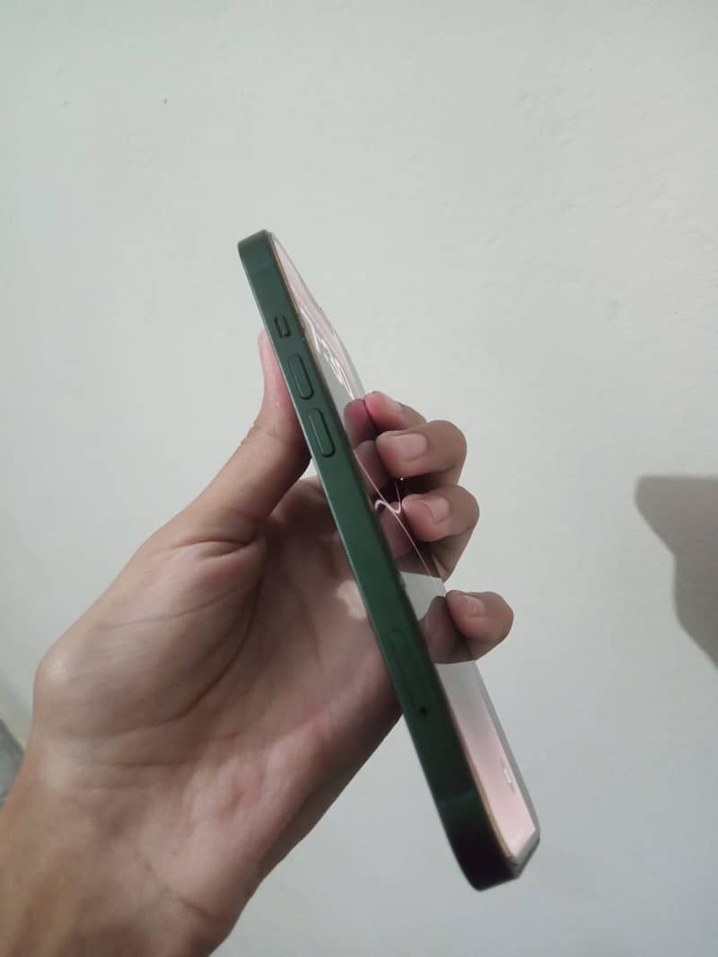 Apple iPhone 13 5