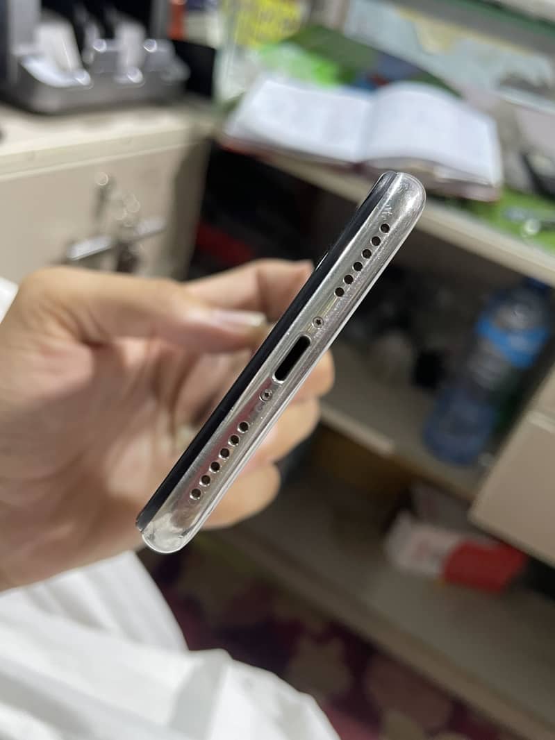 iPhone X 4