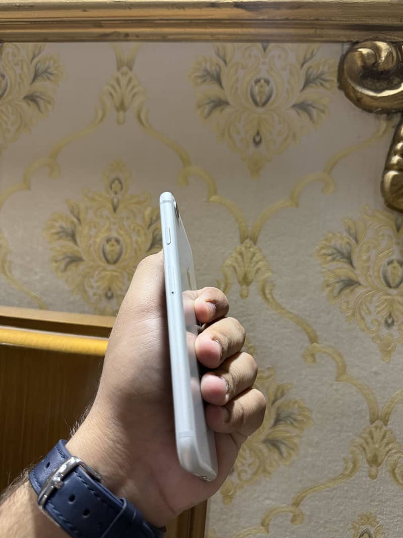 Apple iPhone 8 3