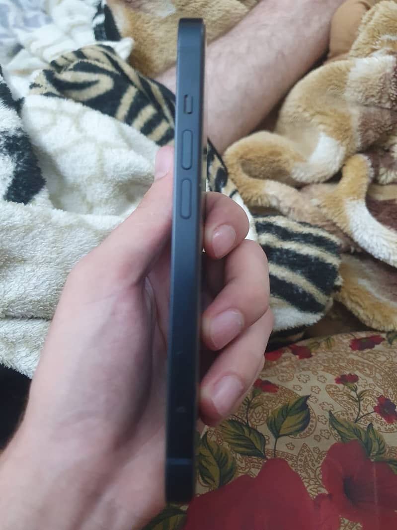 Apple iPhone 13 4