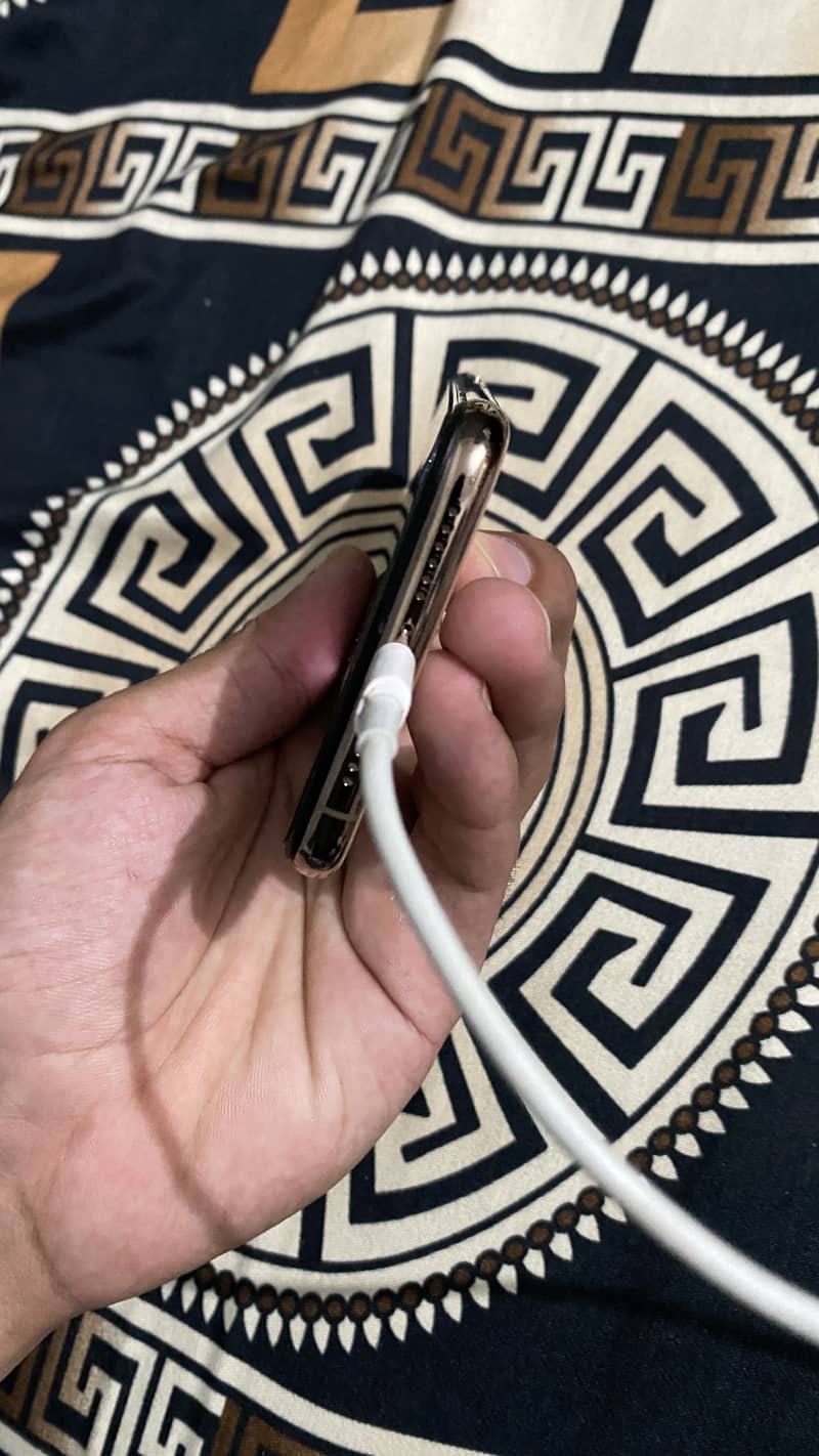 Apple iPhone XS 4