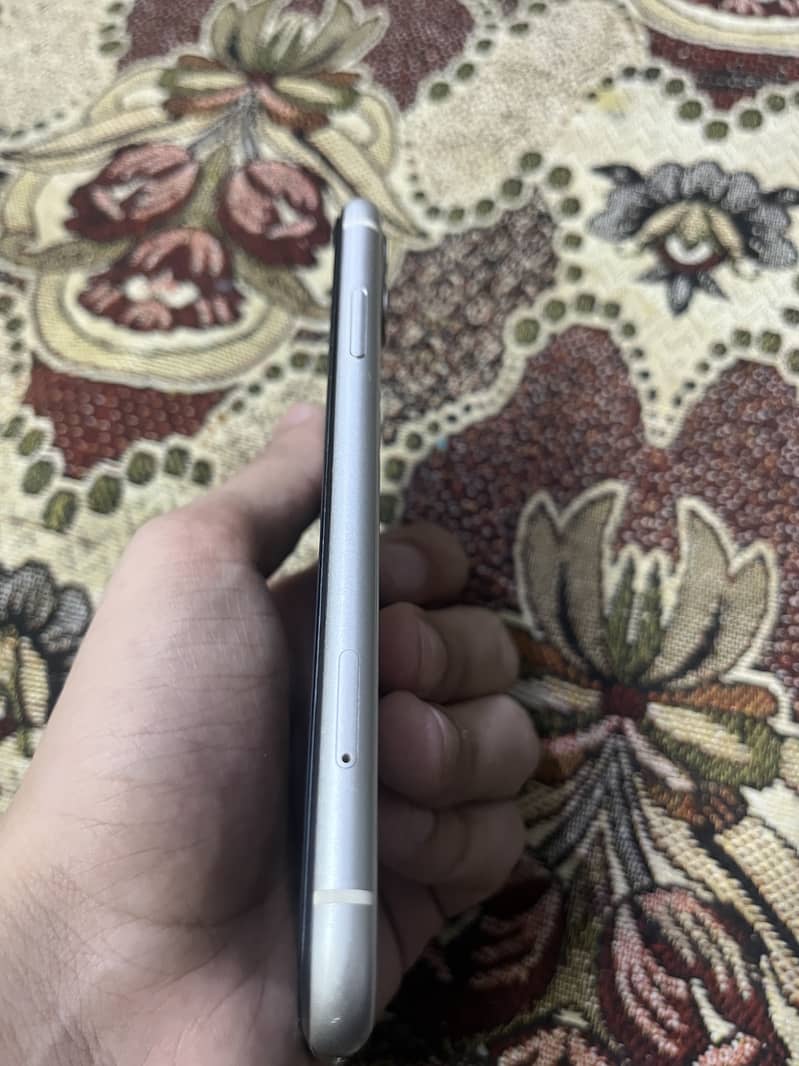Apple iPhone 11 4