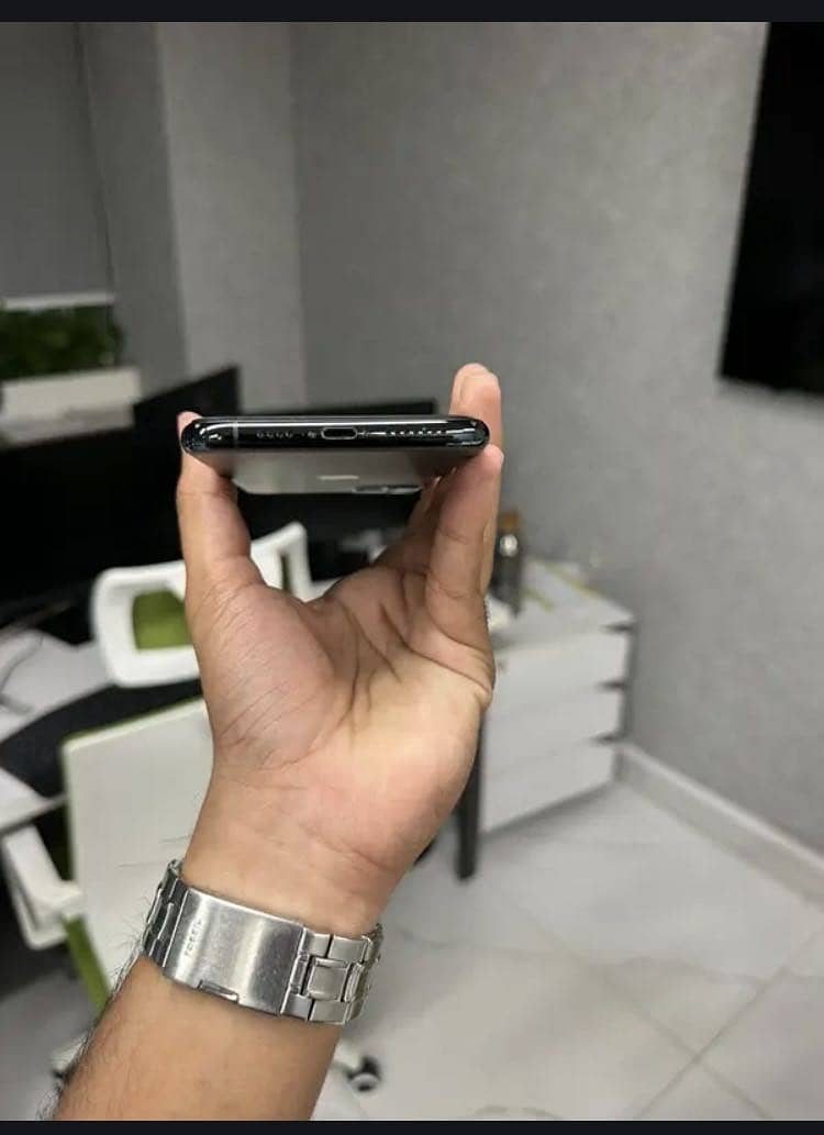 Apple iPhone 11 Pro Max 10
