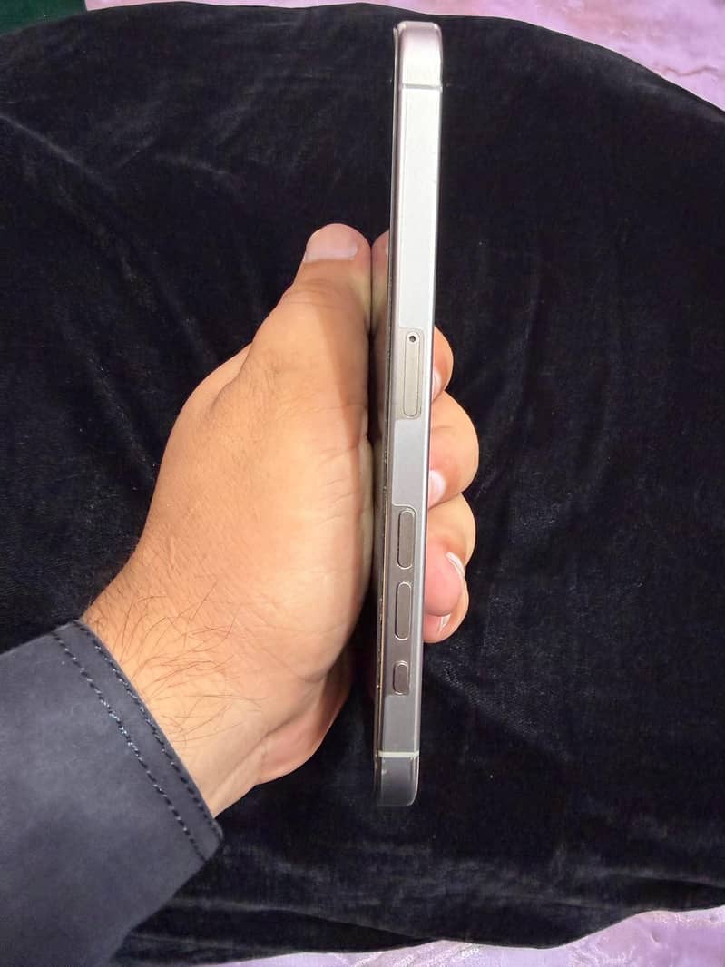 Apple iPhone 15 Pro Max 4