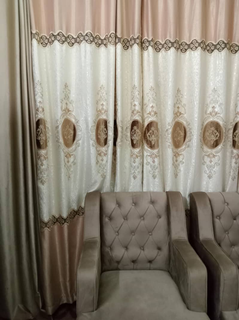 4 curtains 0