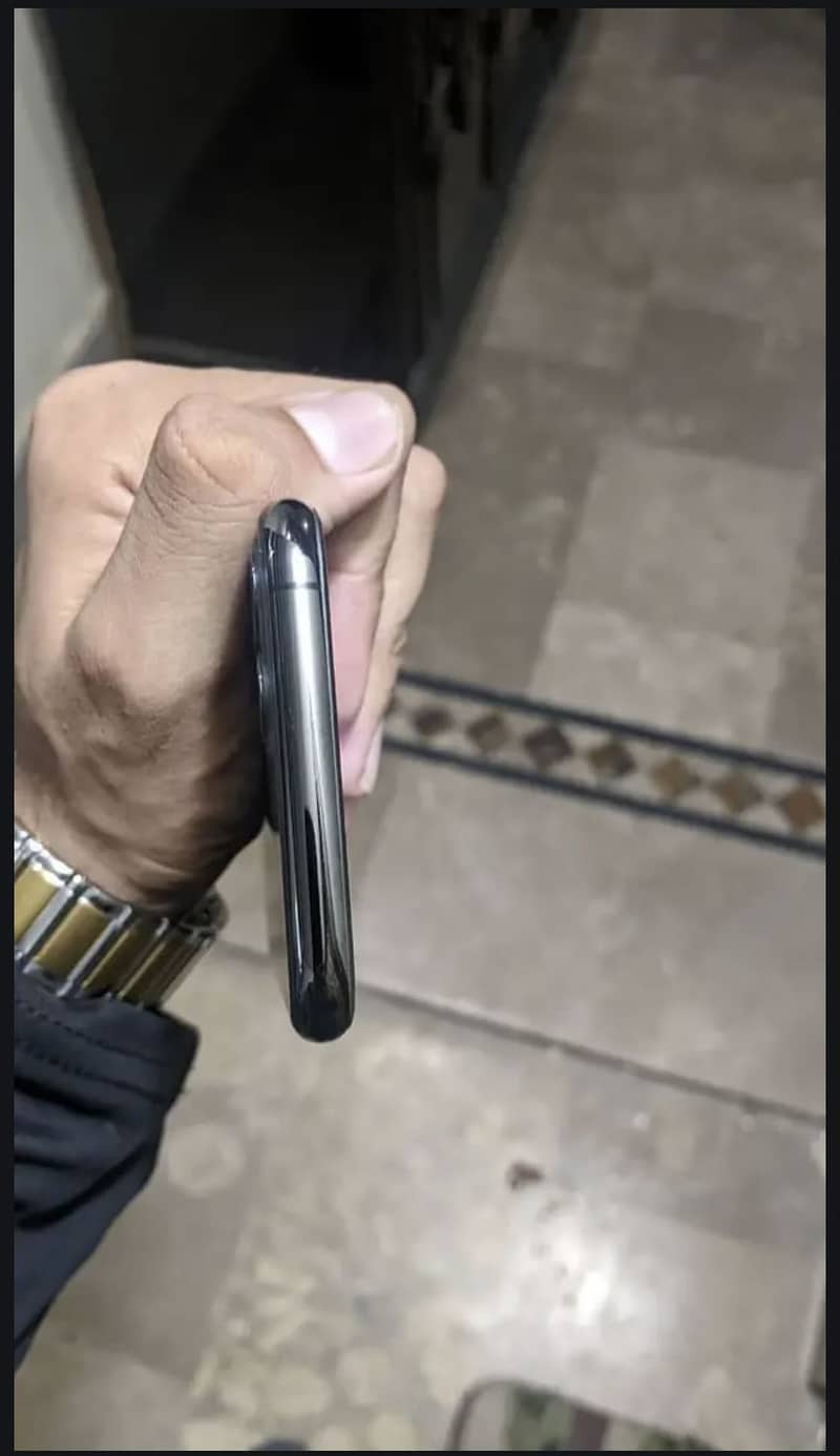 Apple iPhone 11 Pro 4