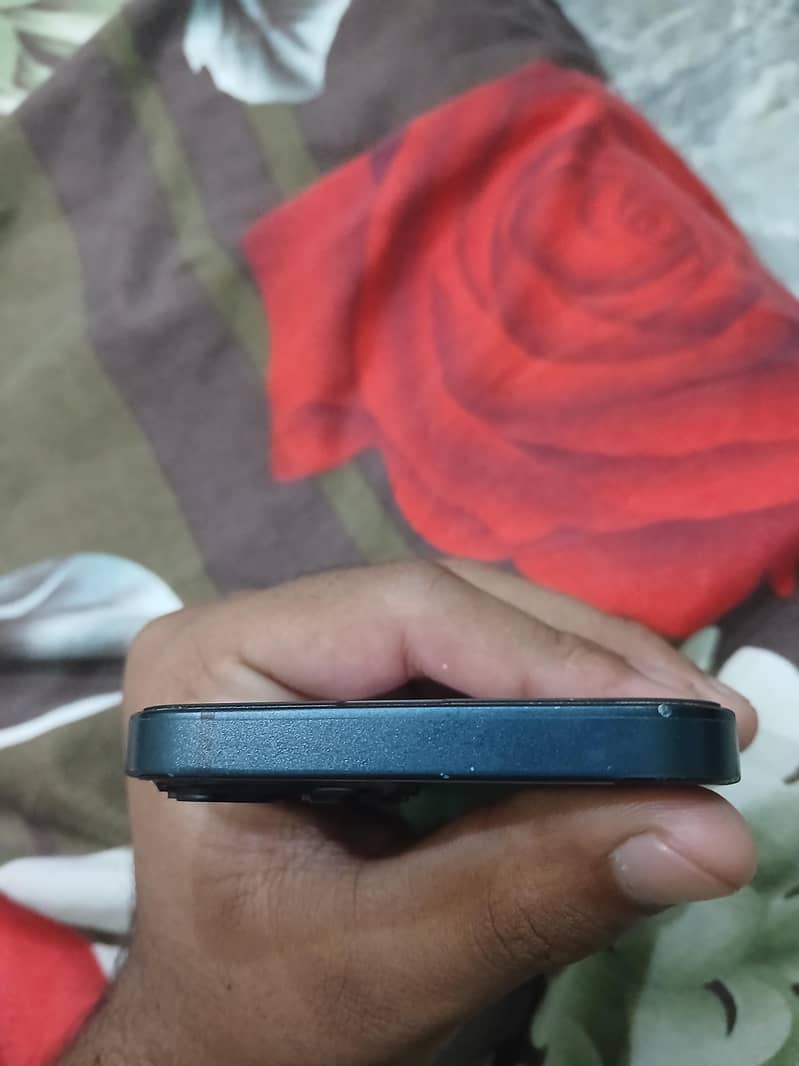 Apple iPhone 13 2