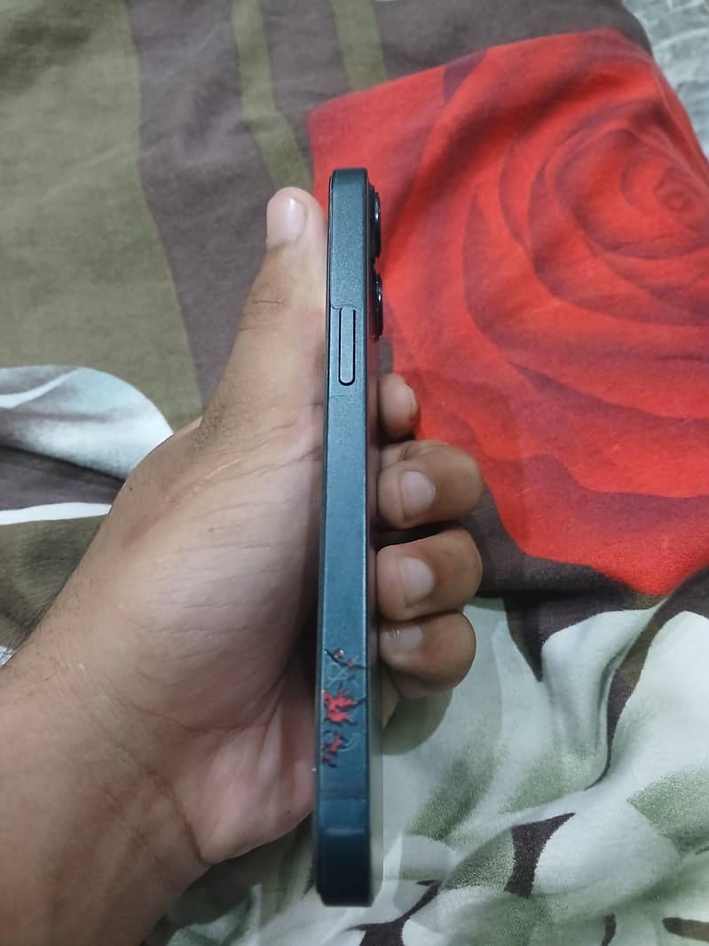 Apple iPhone 13 4
