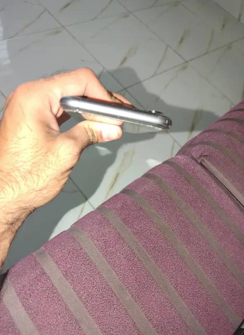 Apple iPhone 11 4
