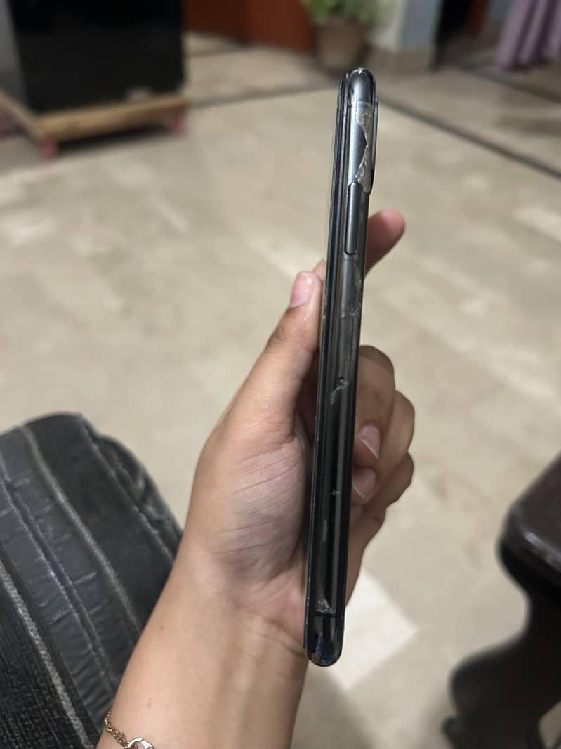 Apple iPhone X 4