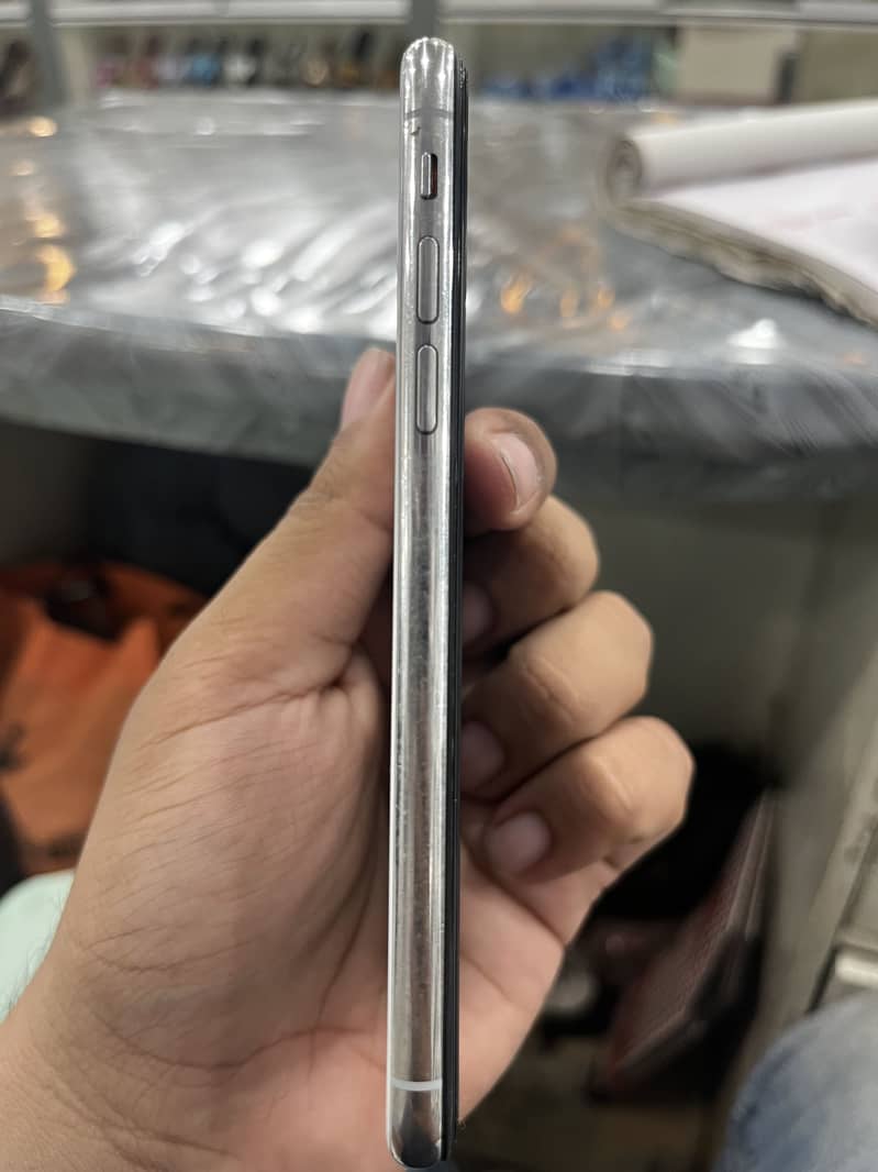 Apple iPhone X 4