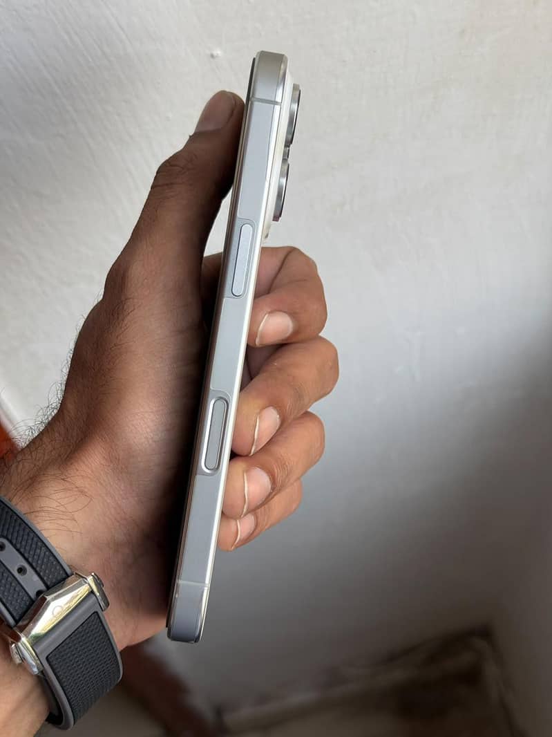 Apple iPhone 16 Pro 2