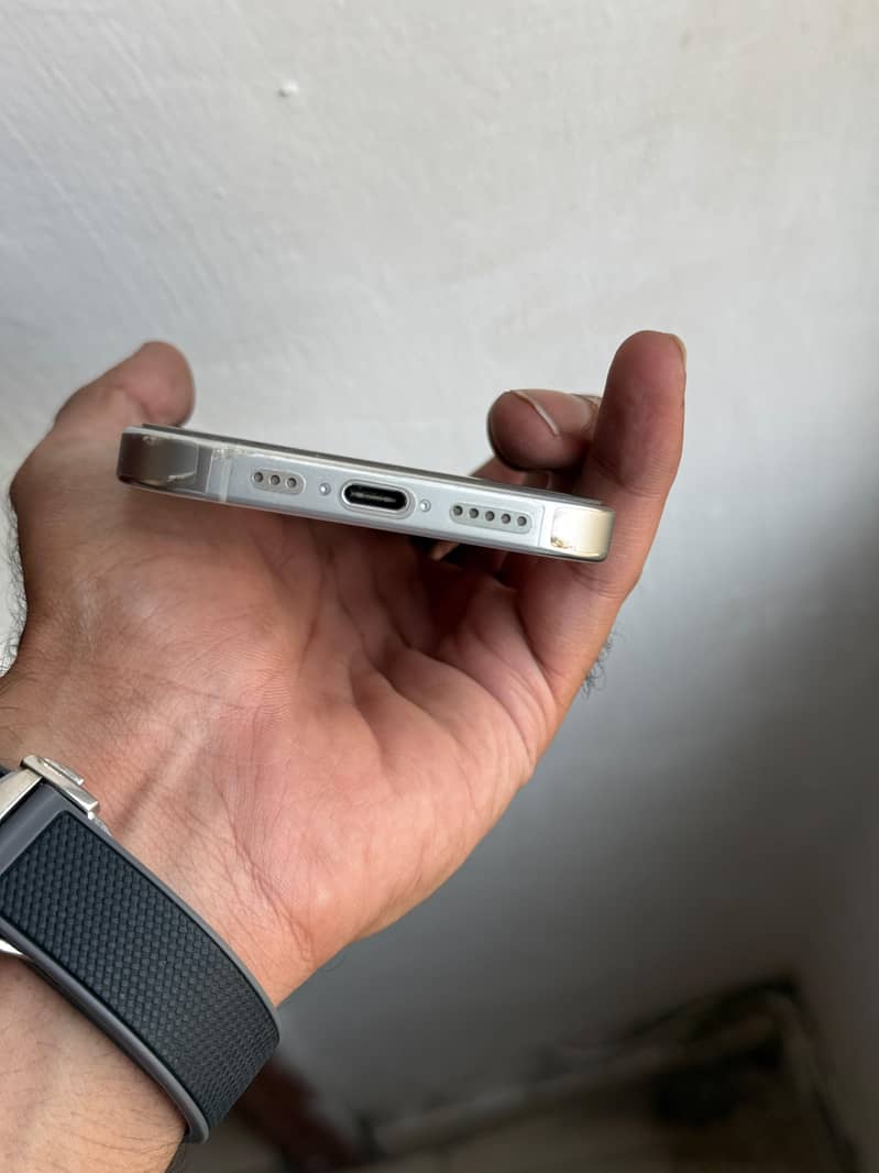 Apple iPhone 16 Pro 3