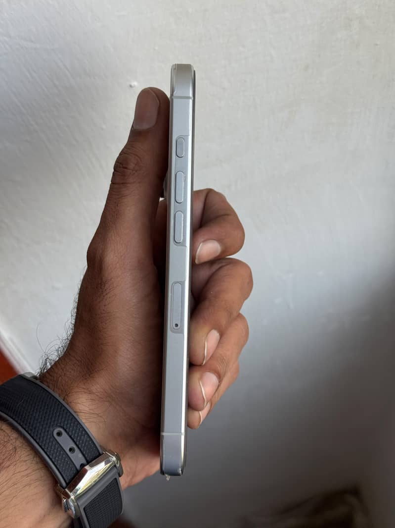 Apple iPhone 16 Pro 4