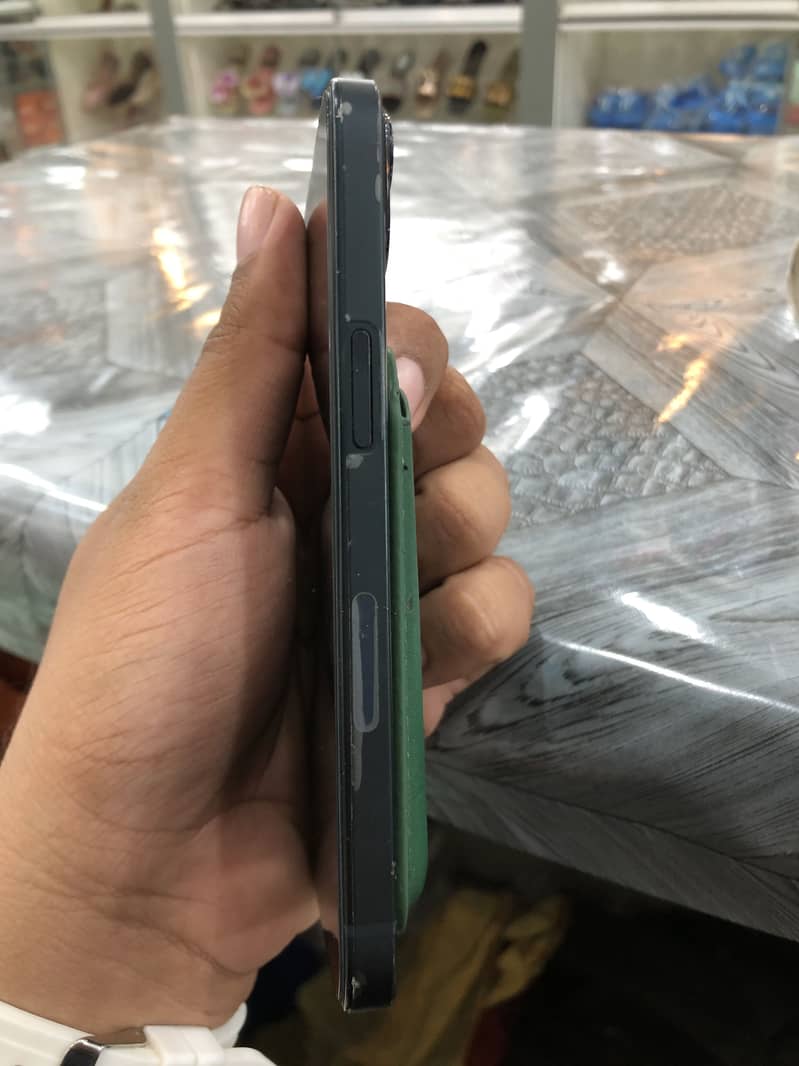 Apple iPhone 13 4