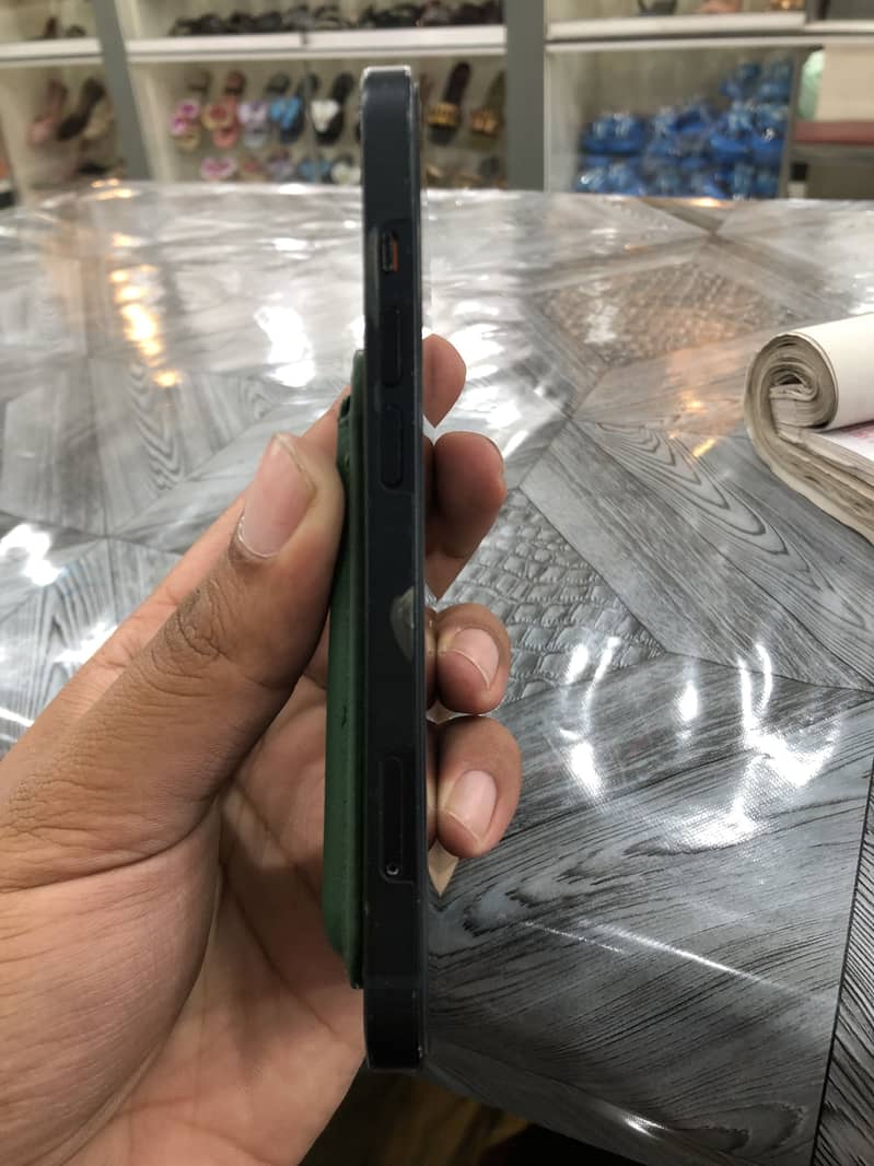 Apple iPhone 13 5