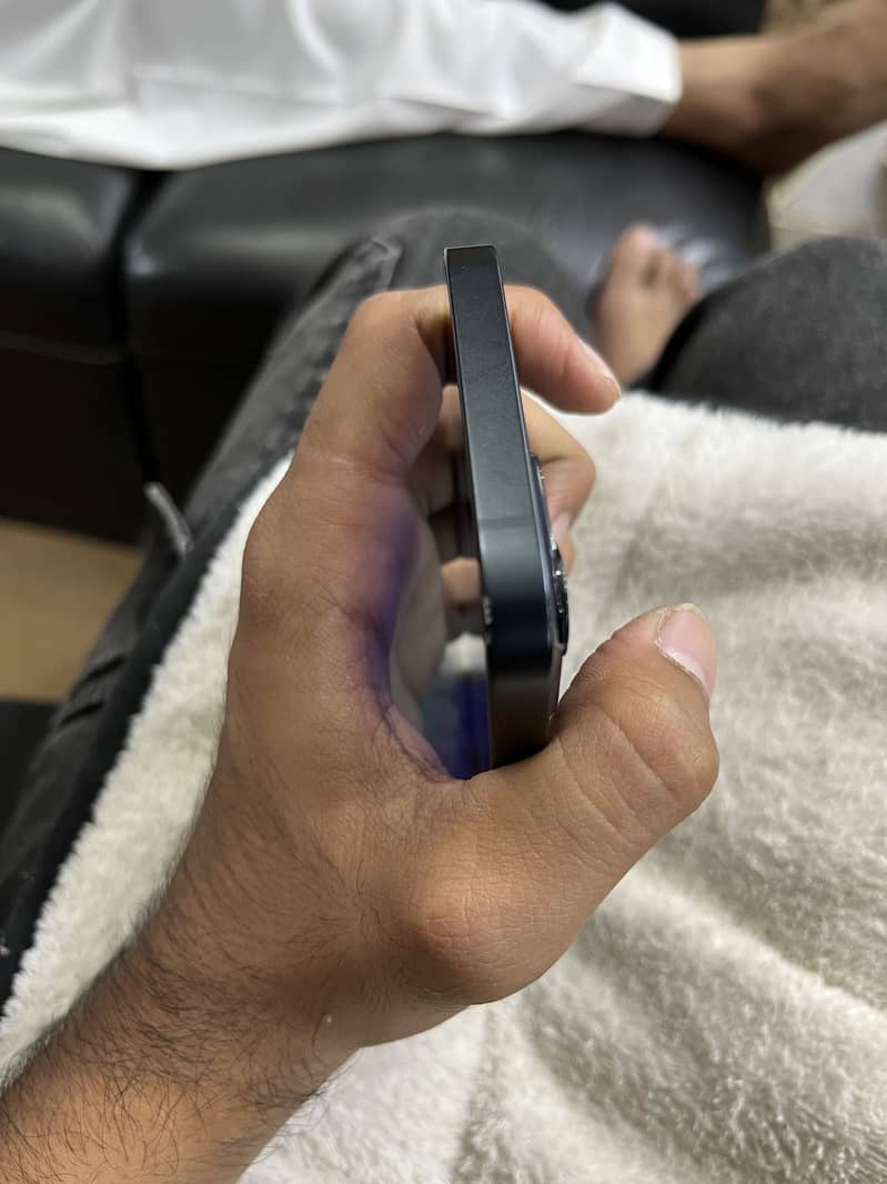 Apple iPhone 13 5