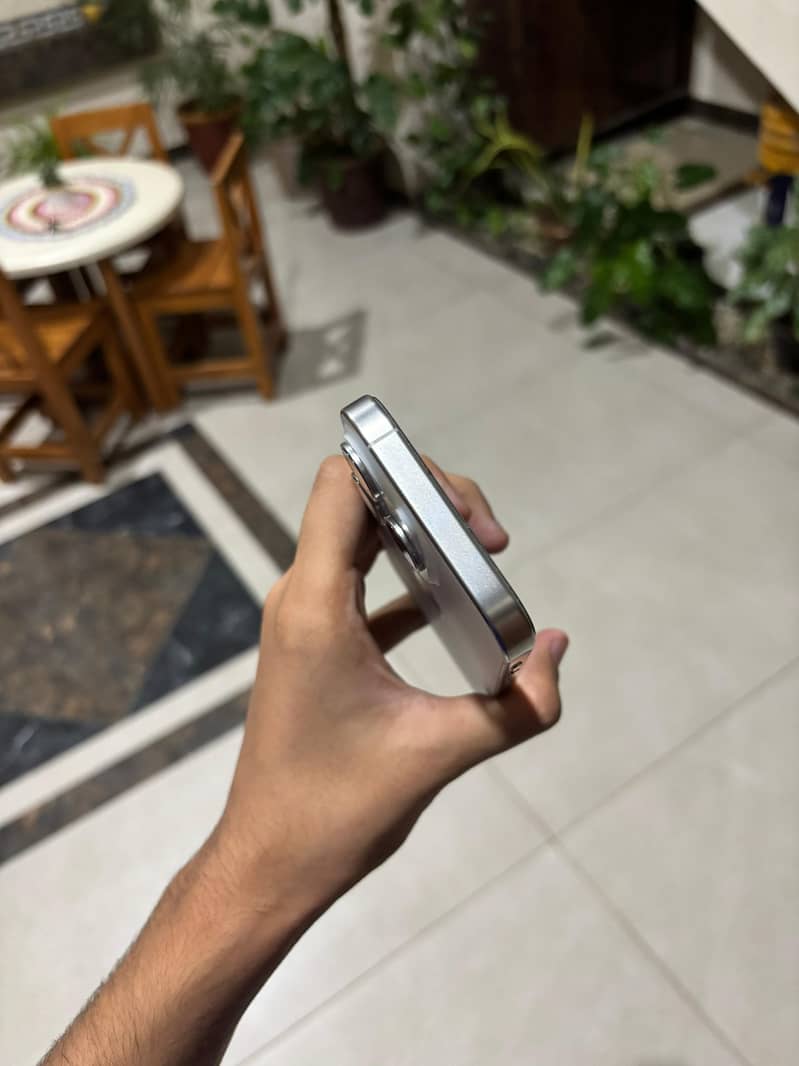 Apple iPhone 15 Pro 4