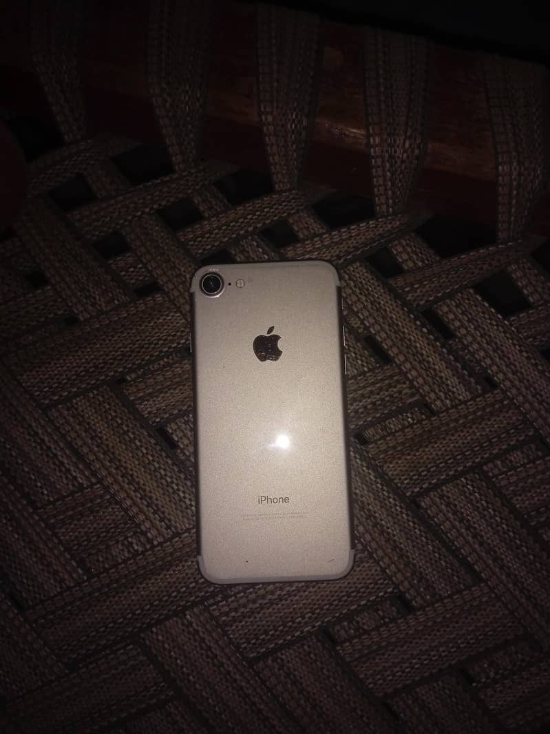 Apple iPhone 7 0