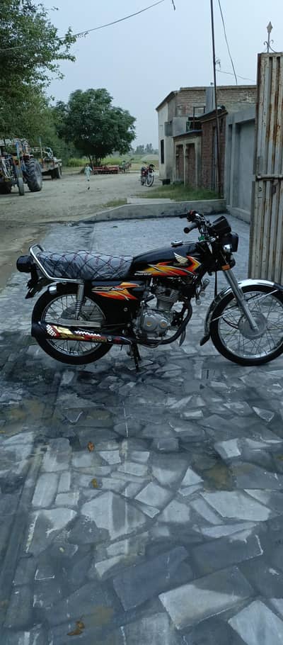 Honda 125 black .    2021 model for sell