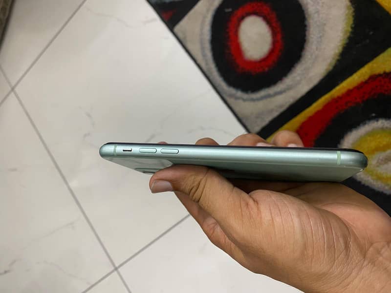 Apple iPhone 11 4