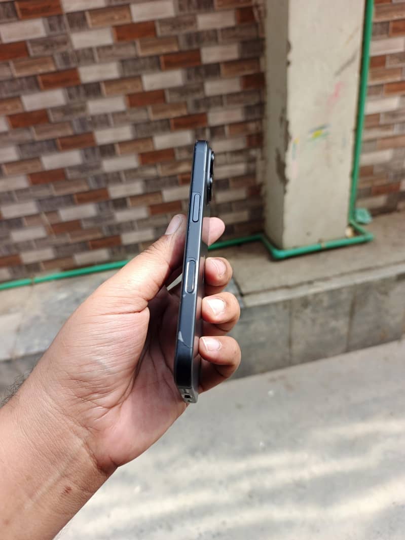 Apple iPhone 16 3