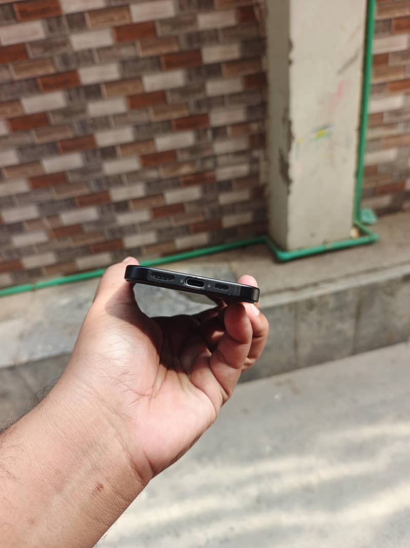 Apple iPhone 16 4