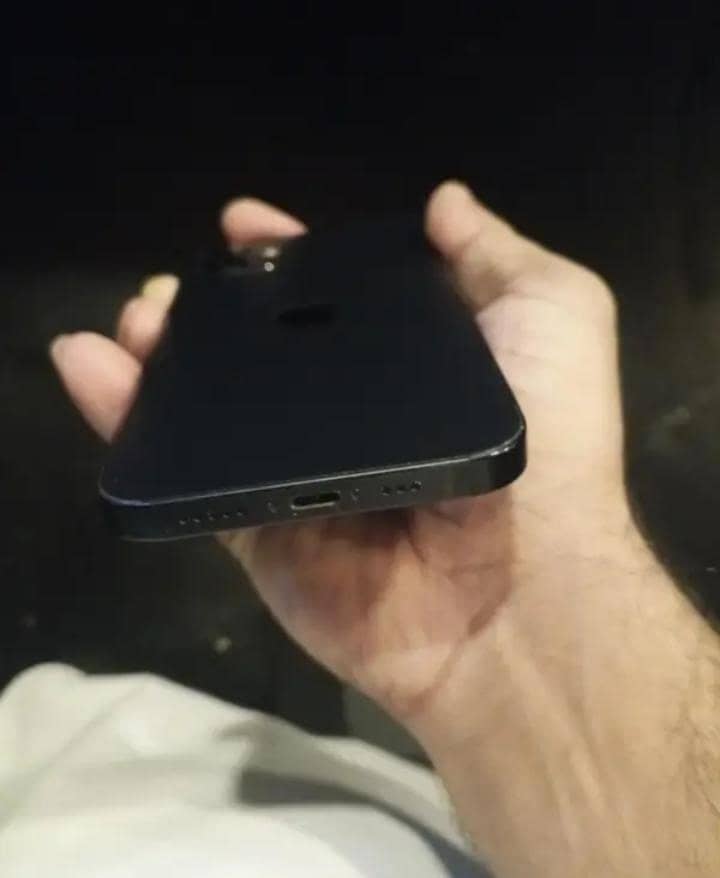 Apple iPhone 12 4